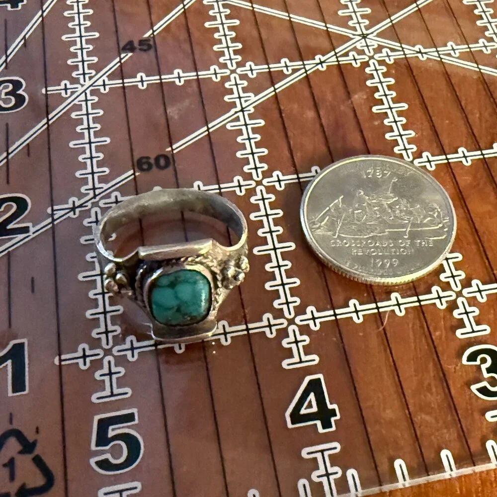 Vintage Navajo Sterling Silver and Turquoise Ring, Size 7 - Picture 6 of 8